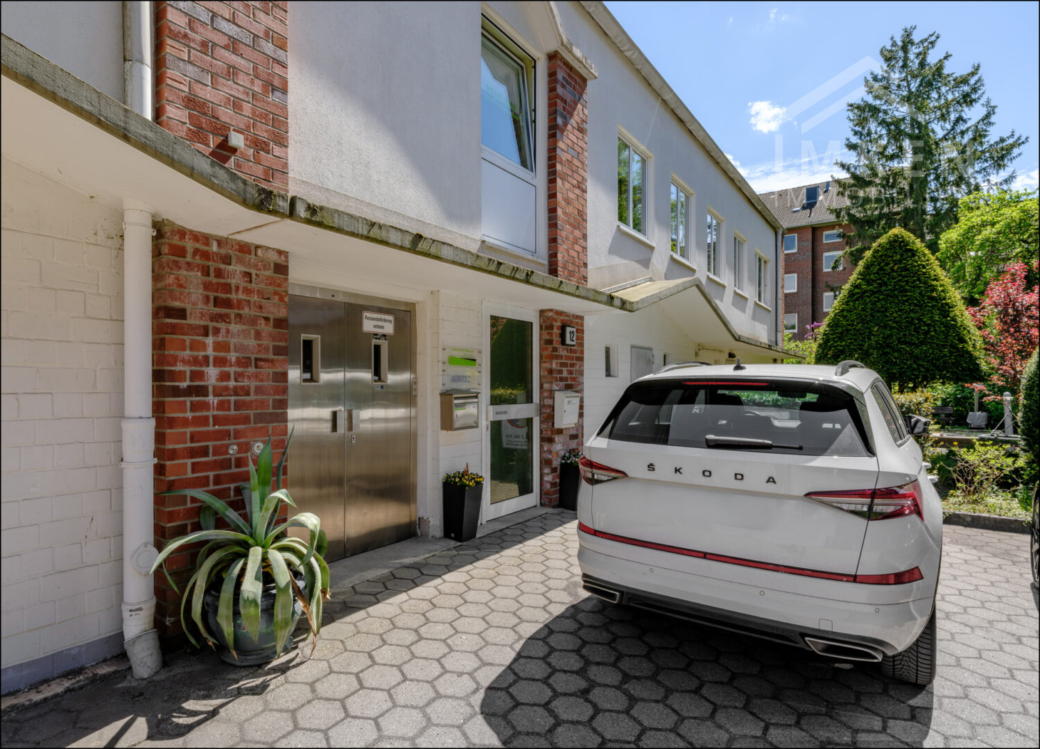 Parkplatz vor dem Hinterhaus